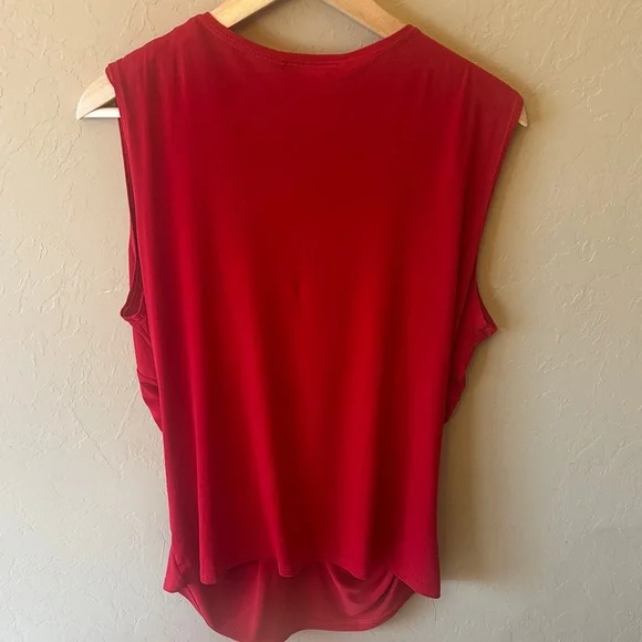 Elegant Red Sleeveless Top with Ring Detail - Picture 5 of 6